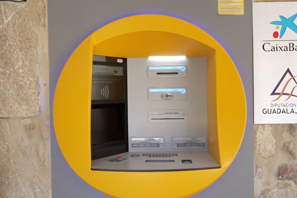 Vega inaugura en Galve de Sorbe el primer cajero automático del contrato de la Diputación