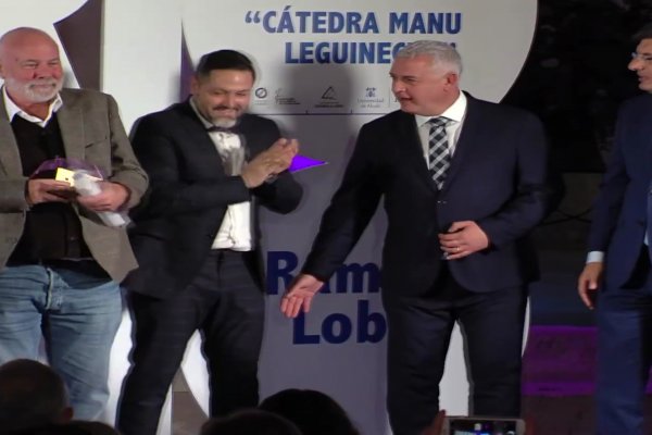 Ramón Lobo recibió el Premio Cátedra Manu Leguineche