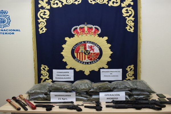 La Policía interviene en Valdeveruelo 21 kilos de cogollos de marihuana y numerosas armas simuladas