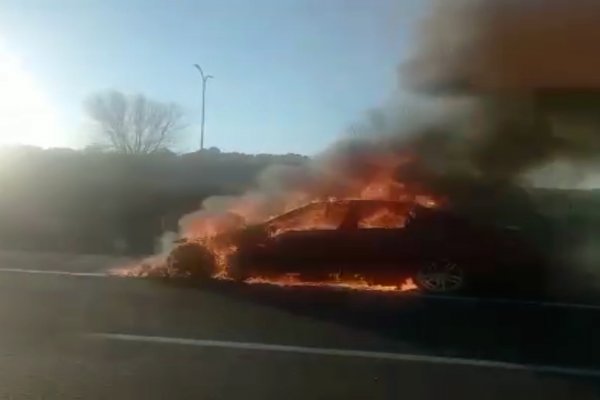 Un coche  se quema en la A-2, a la altura de la cuesta del toro
