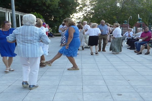 Los mayores se divierten bailando
