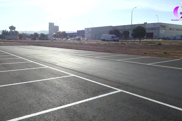 Mejorada la seguridad del nuevo aparcamiento del Polígono del Henares con bordillos de protección