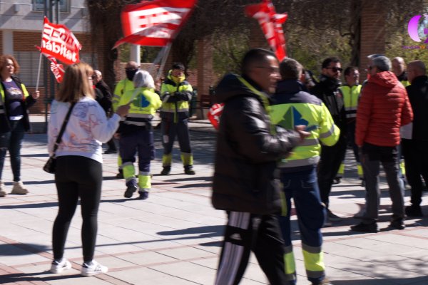 Los trabajadores de Limpieza y Jardines subcontratados en Cabanillas, por una subida de salario