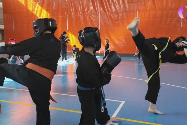 Magnífica exhibición de la Escuela de Kajukenbo en el Colegio Santa Cruz