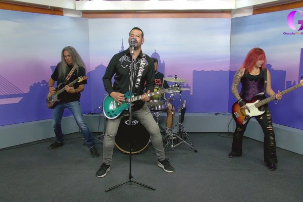 Hoy en La tarde con Cristina ROTO nos canta "Superquebradizo"