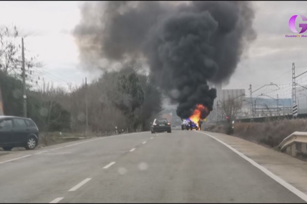 Arde un coche en el margen de la CM 101