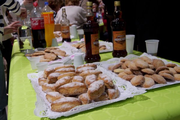 Al mal tiempo buenas fiestas