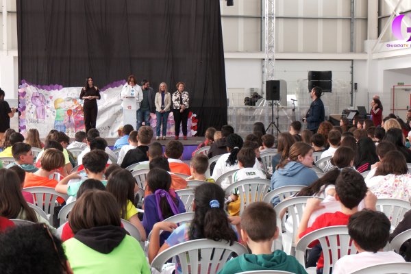 Azuqueca celebra el 8M con 400 chicos y chicas