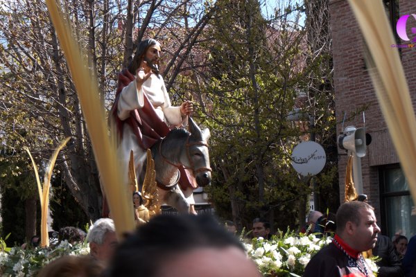 La Borriquita recorre las calles de Azuqueca en la procesión de Ramos