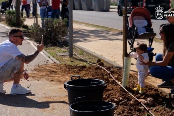 Vuelve a Alovera la iniciativa 'Un árbol, un niño'