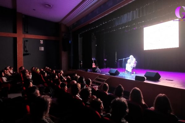 La líder de Tahures Zurdos, Aurora Beltrán, triunfa en las noches Acústicas de Cabanillas