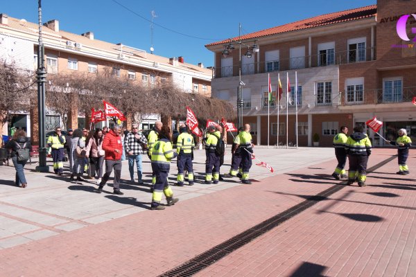 Los trabajadores de Raga, la contrata de limpieza de Cabanillas, firman la paz tras conseguir un acuerdo