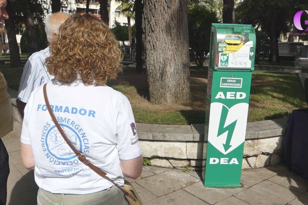 Guadalajara instala dos desfibriladores en la vía pública