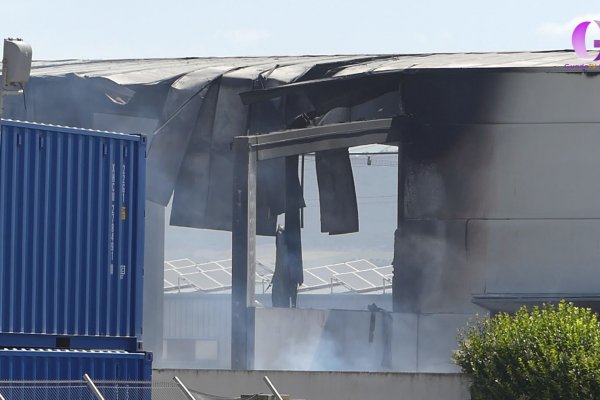 A punto de extinguirse el incendio de REGUSA