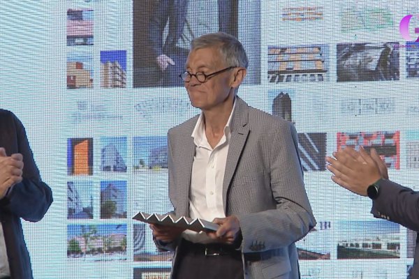 SOLANO recibe de manos de su hijo el reconocimiento del COACM 