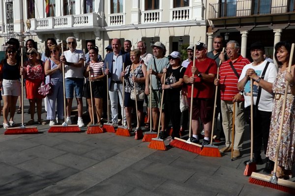 El PSOE invita a dejar la escoba de platino y coger la de barrer