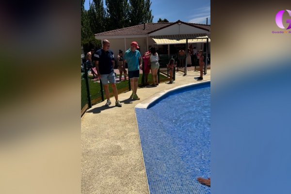 Pareja disfruta ya de su renovada piscina