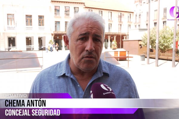 Policía Local logra reducir a un hombre violento que intentaba agredirles