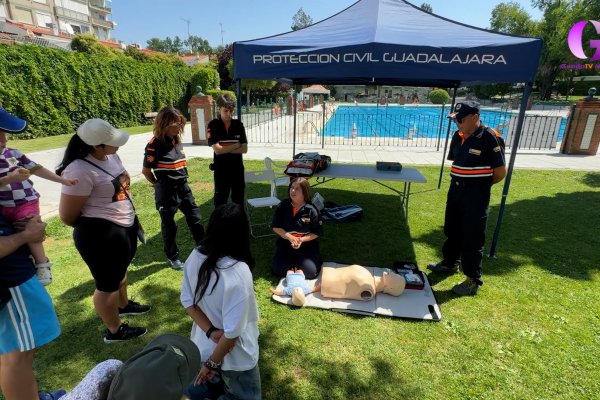 Talleres de primeros auxilios impartidos por protección civil en la piscina San Roque