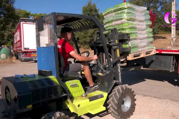 La Diputación continua repartiendo alimento a animales y cotos de caza afectados por los incendios 