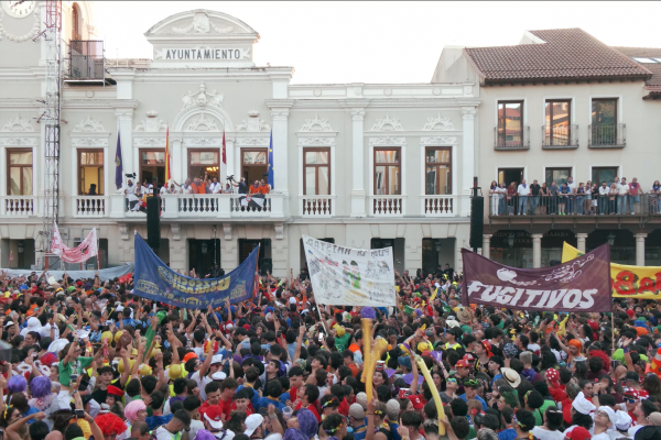 Escopitos da el pregón de peñas y lanza el chupinazo 